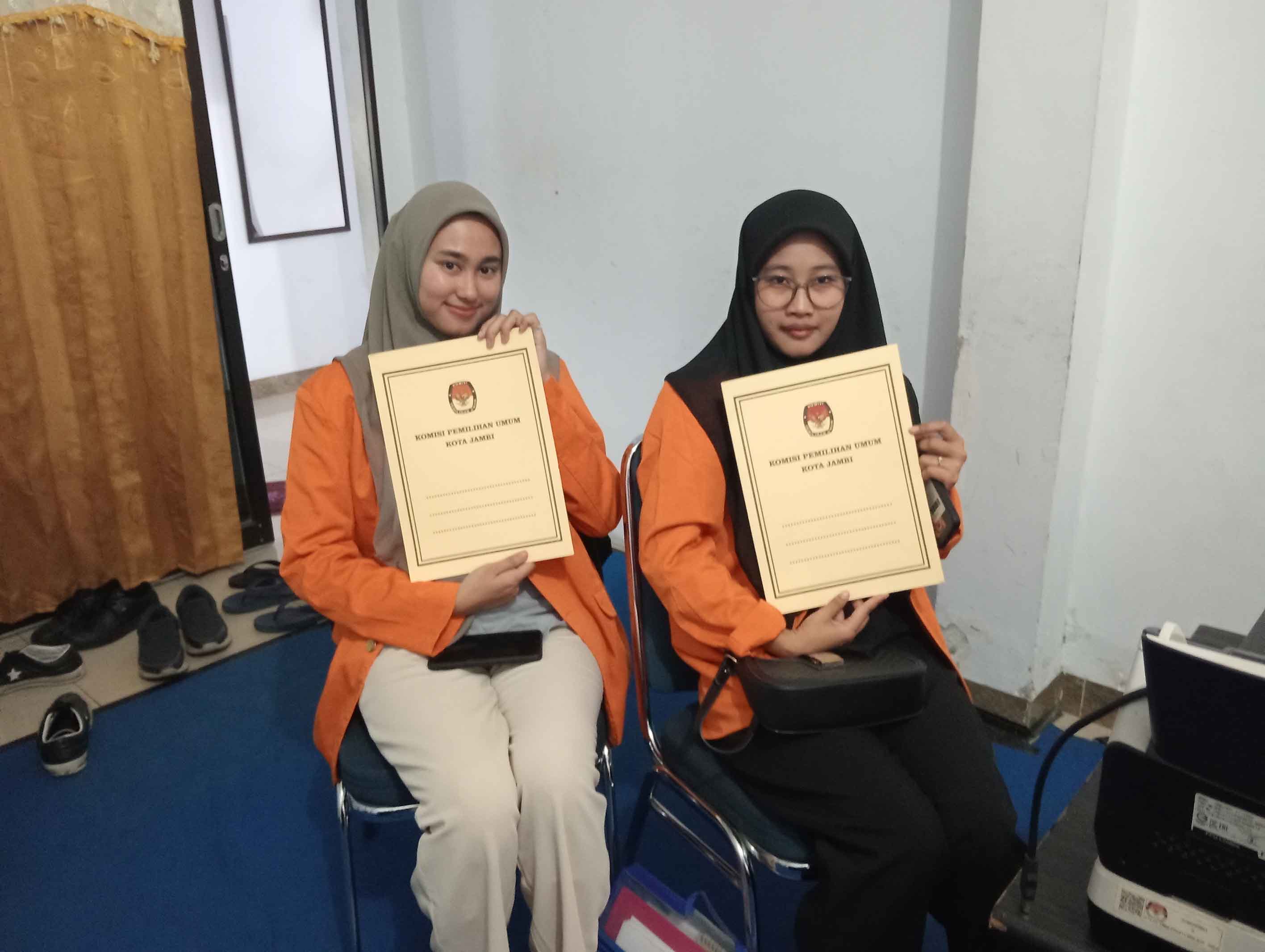 Dua Putri dari Universitas Unja mendatangi KPU Kota Jambi untuk penelitian
